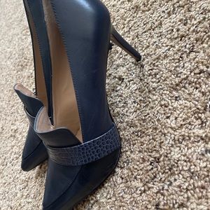 Brand new, no box size 10 Banana Republic navy heels. Super cute!